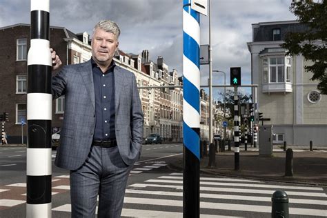 Ron van het Hof poseert frontaal voor een typisch Nederlandse .